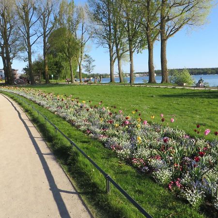 Marie's Tranquil Terrace Apartments: Lakeside Retreat with Parking Waren  Exterior photo