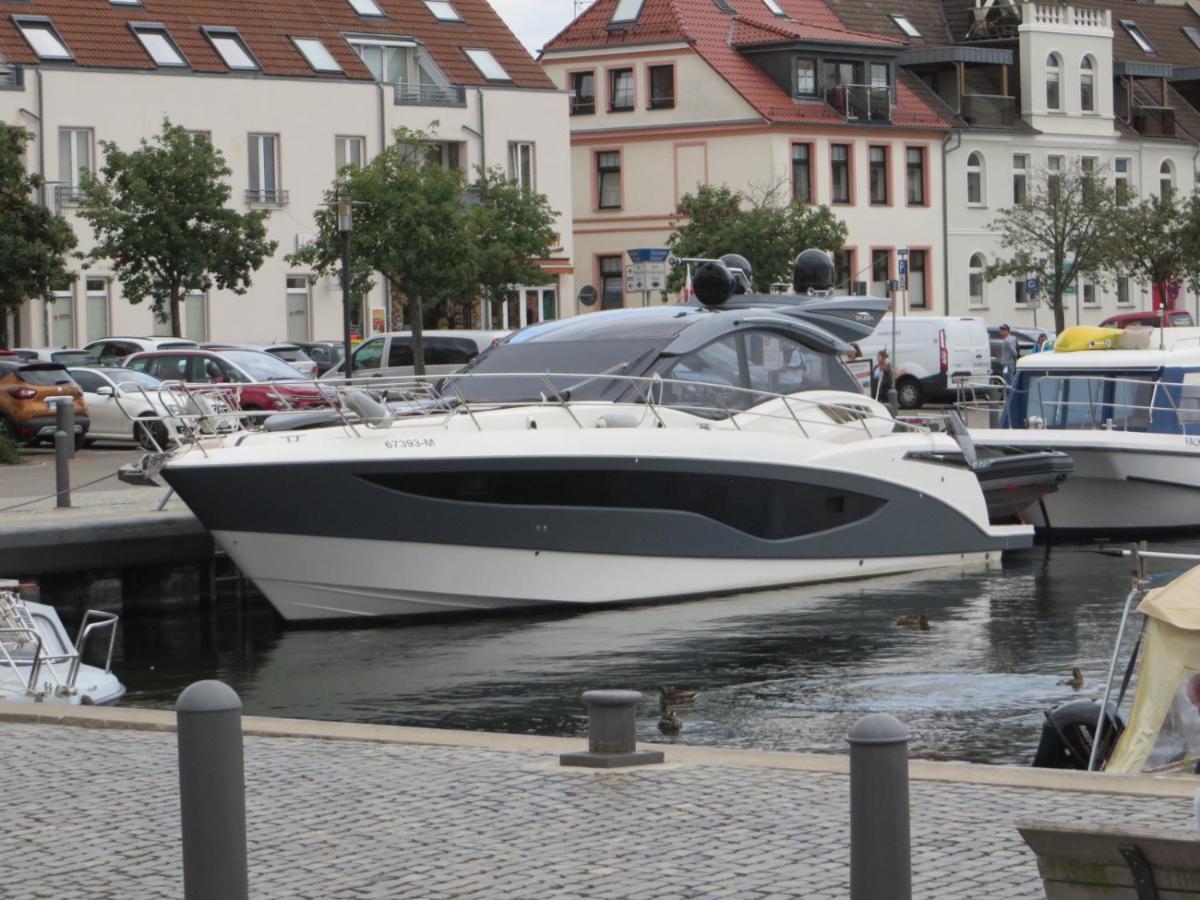 Marie's Tranquil Terrace Apartments: Lakeside Retreat with Parking Waren  Exterior photo
