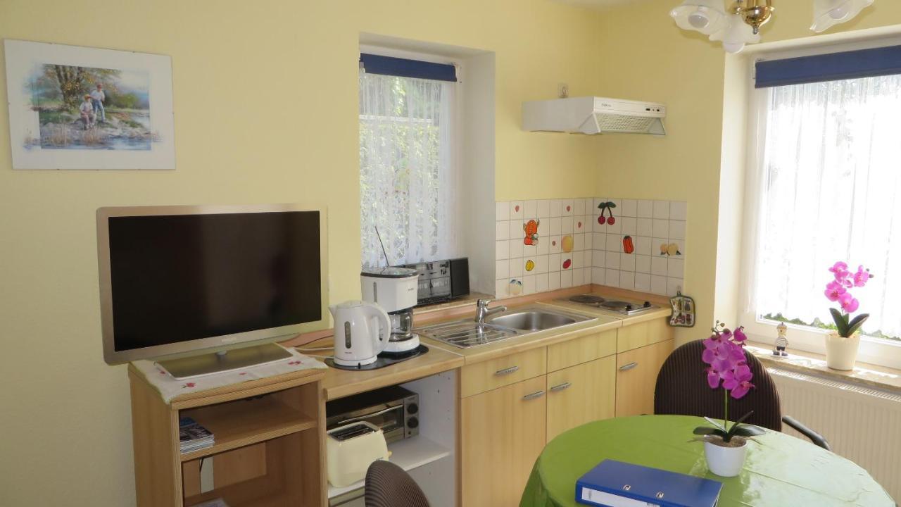 Marie's Tranquil Terrace Apartments: Lakeside Retreat with Parking Waren  Exterior photo