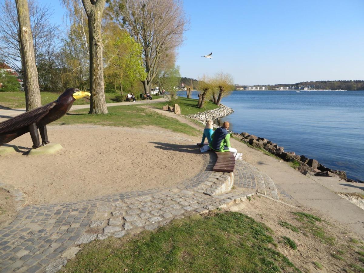 Marie's Tranquil Terrace Apartments: Lakeside Retreat with Parking Waren  Exterior photo